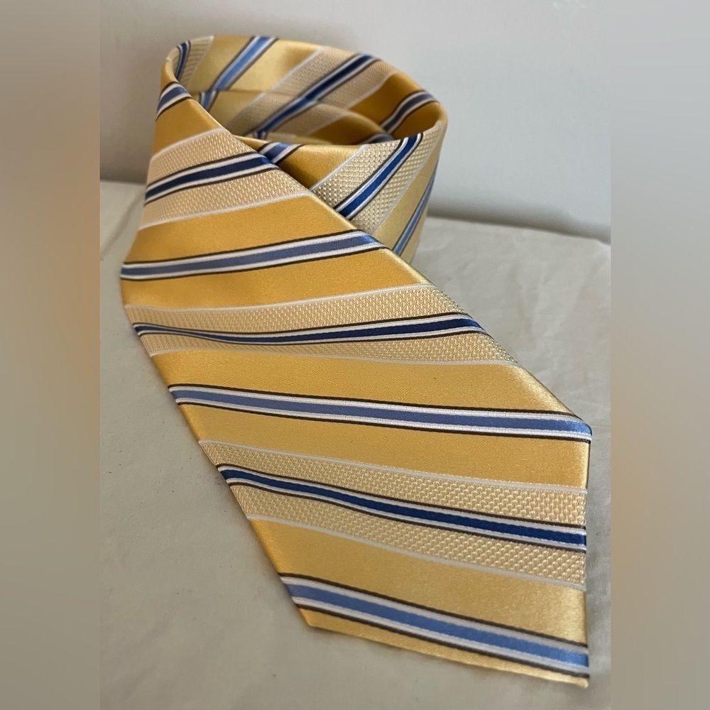 EUC Croft & Barrow Men’s Silk Tie Yellow w/Blue Stripe Pattern; Approx 3” x 60”
